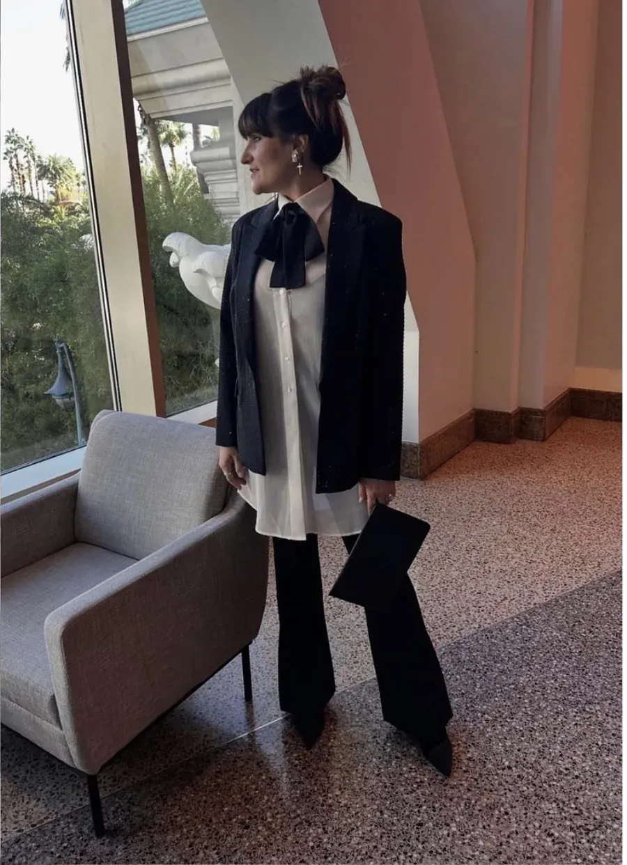 Referencia visual de un look relacionado con los GRAMMYs